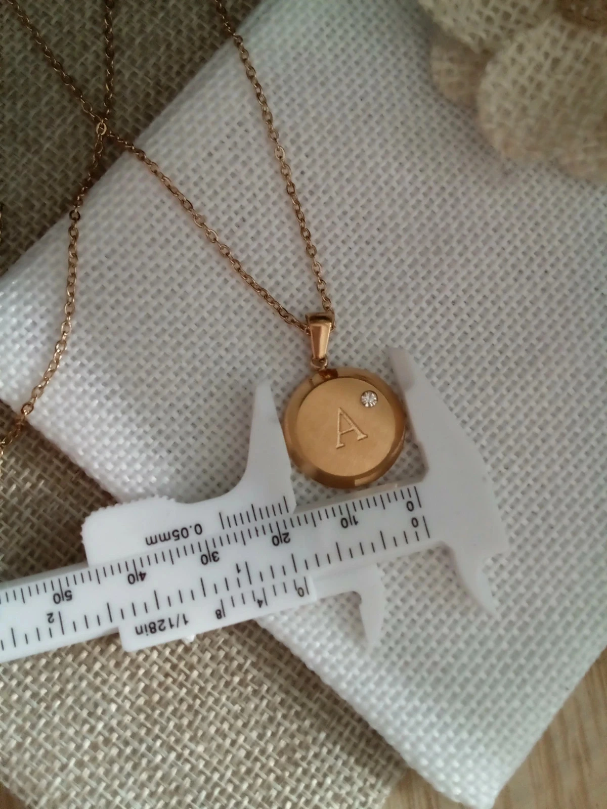 Collier  médaillon lettre A avec zircon – photo 2